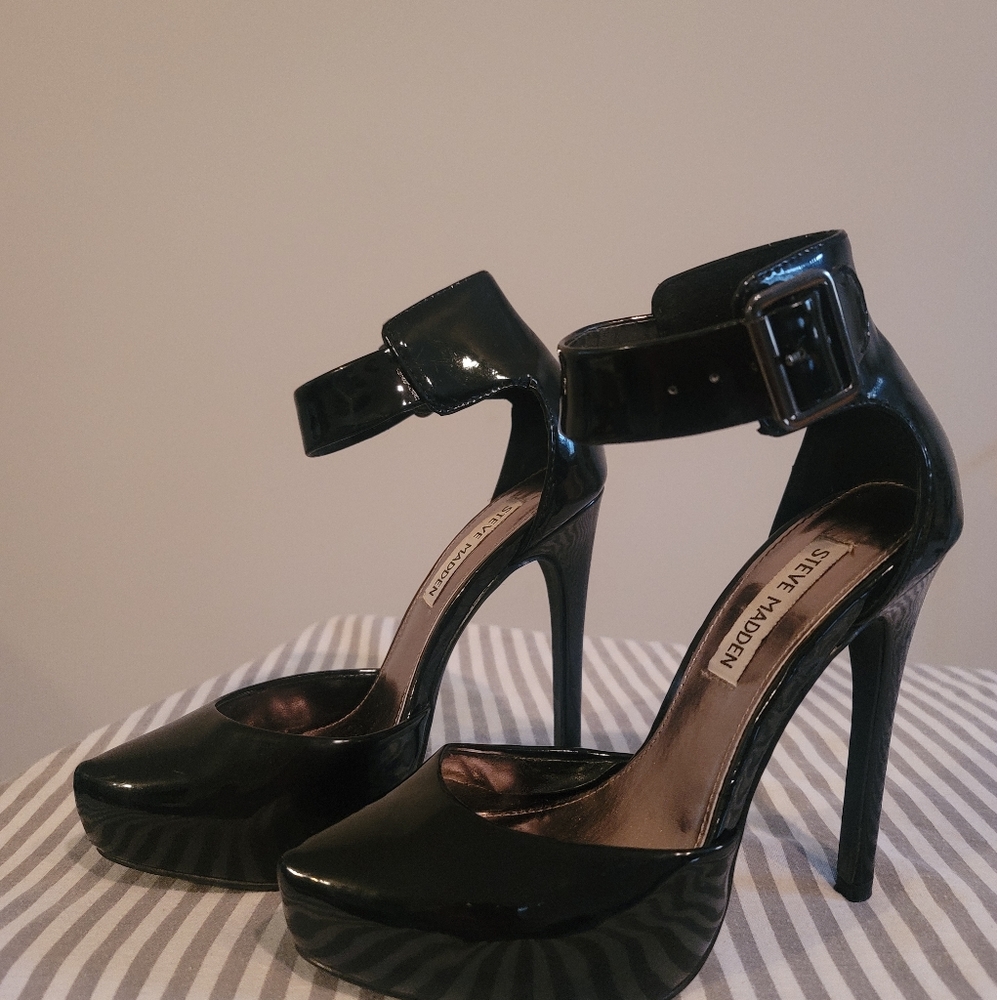 Steve Madden SHYYY strappy black pumps